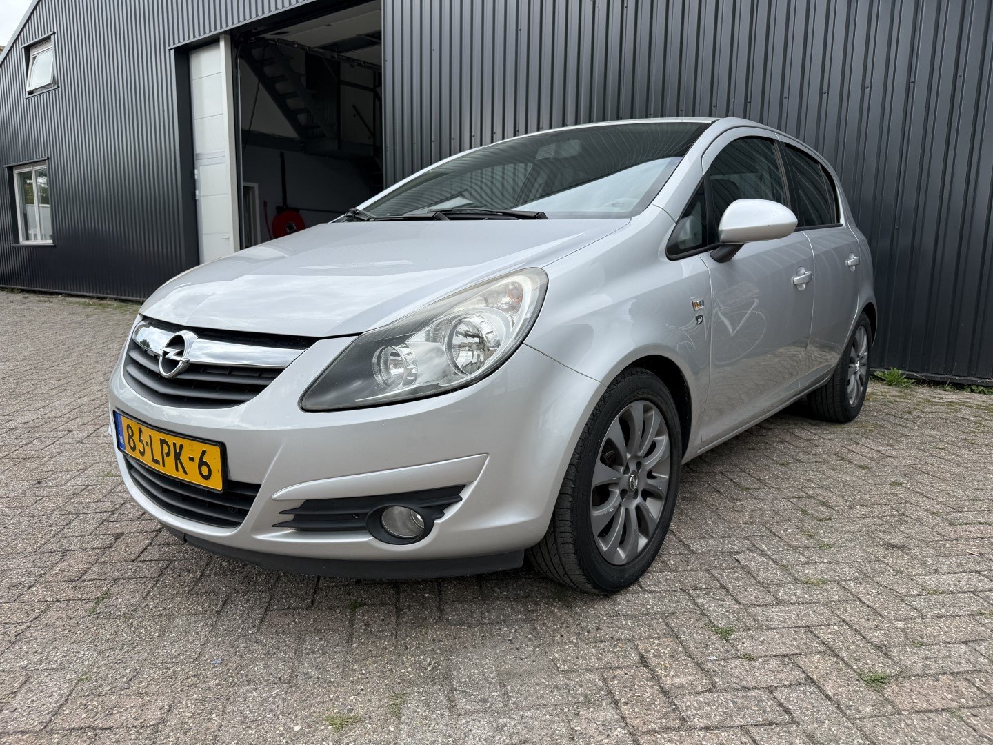 Opel Corsa 1.2-16V '111' Edition 2